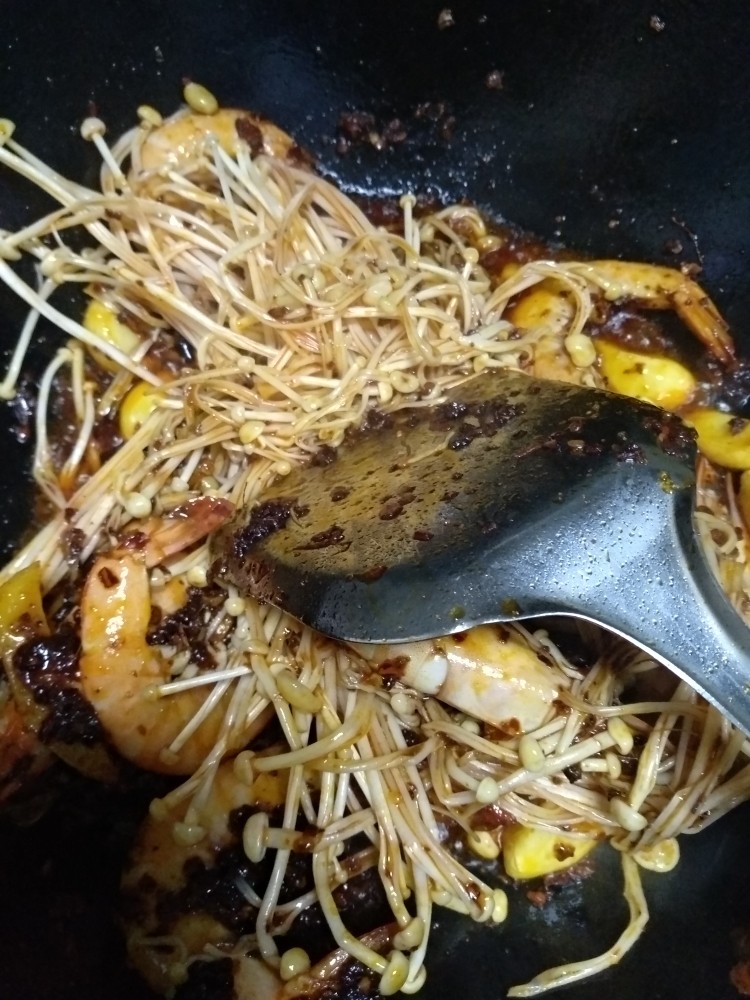 麻辣香锅,重点来了!开始炒啦!
先下虾,炒变色后加蔬菜……