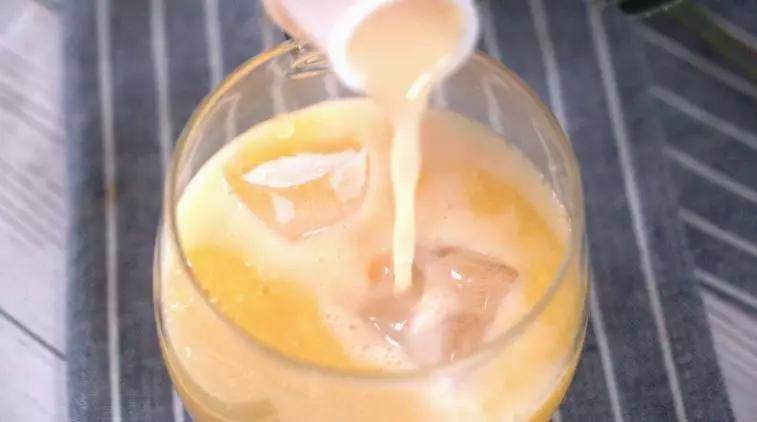 芒果气泡水妆容 炎炎夏日最喜欢喝一杯冰凉的气泡水解暑,加入冰块,养乐多