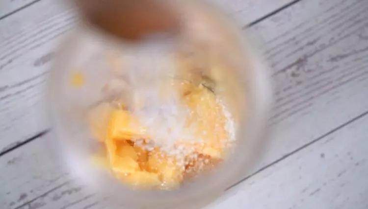 芒果气泡水妆容 炎炎夏日最喜欢喝一杯冰凉的气泡水解暑,将芒果丁倒入榨汁杯中,加入糖、清水,打成果泥