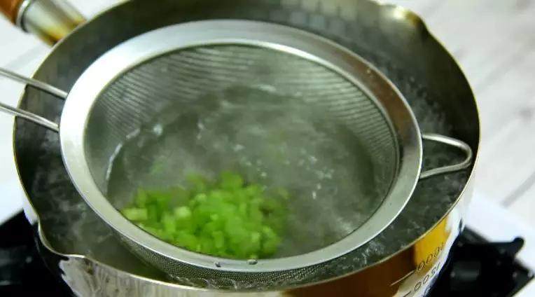 小米粥加上这两种东西,让宝宝吃饭更香,不感冒,芹菜粒焯水备用