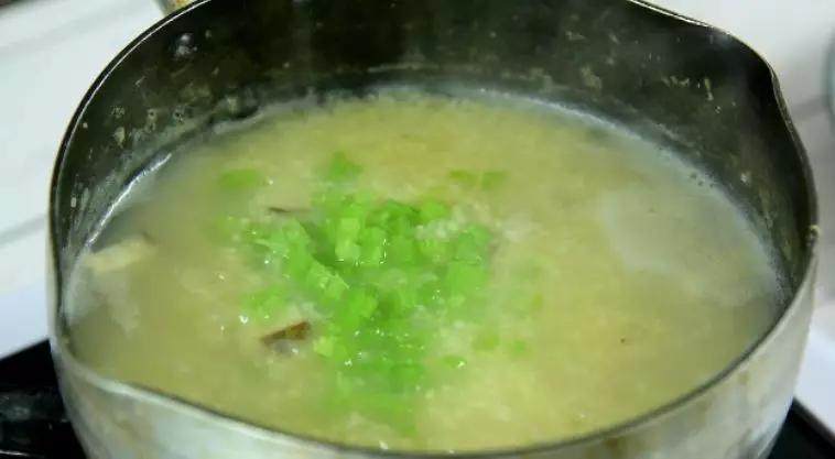 小米粥加上这两种东西,让宝宝吃饭更香,不感冒,转小火将小米煮烂下西芹拌匀即可