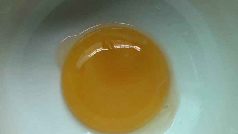 花腩让豆角+花腩玉米红萝卜蒸蛋,鸡蛋黄放好备用