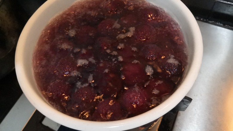 杨梅汤,煮开后,关小火焖煮5分钟