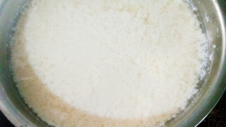 自制豆腐,再把煮好的豆浆慢慢的往下倒先慢后快,倒下去后轻轻的搅拌一下即可,再把盖子盖上静止20分钟