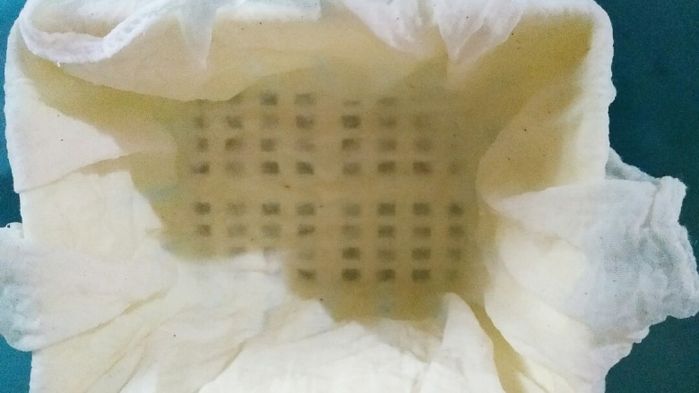 自制豆腐,再把豆腐模具清洗干净,把豆腐布铺在上面