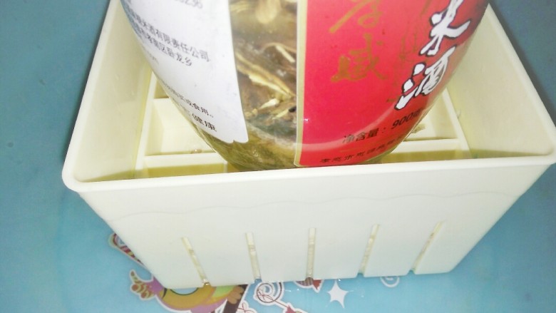 自制豆腐,再用1到2斤的重物放在上面,压制30分钟左右