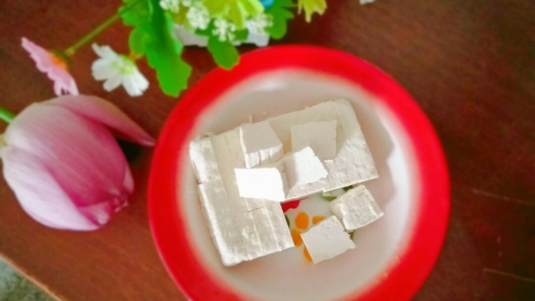 自制豆腐,质地嫩滑,真正的豆腐,自己做的吃得才放心,可以拿来煮汤,可以拿来煎炸都可以,现做现吃那才新鲜好吃