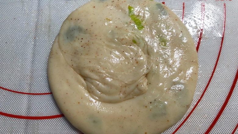葱油饼,再从左往右卷起来，把头放到底下，用手掌压扁，再用擀面杖擀大一点就可以了。