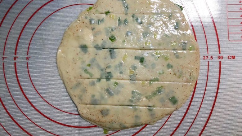 葱油饼,用擀面杖把饺子皮擀成饼胚，用刀在饼胚上轻轻划几刀。