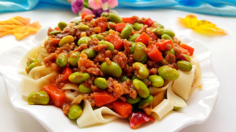 毛豆米肉酱拌面,面条捞出,豆米肉酱浇在煮好的面条上。