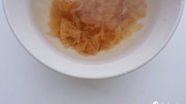 经典潮汕菜|砂锅粥,取少量<a style='color:red;display:inline-block;' href='/shicai/ 156'>冬菜</a>,洗干净后备用;