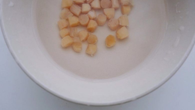 经典潮汕菜|砂锅粥,<a style='color:red;display:inline-block;' href='/shicai/ 195'>干贝</a>同样取少量,泡水备用;
