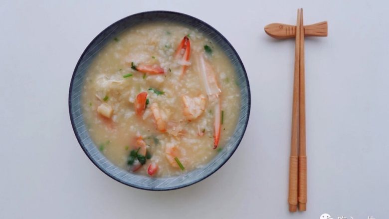 经典潮汕菜|砂锅粥,常见的潮汕砂锅粥,除了虾蟹组合,可根据个人喜好调整食材。海鲜的搭配有多种组合:虾+白贝;蟹+白贝;虾+鲜鱿鱼等。虾与蟹煮粥自带甜味,因此砂锅粥的主料最好有虾或蟹,再搭配其它食材。
