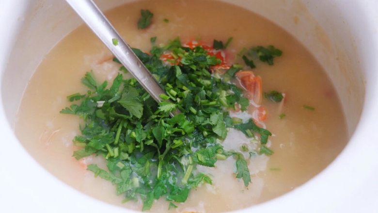 经典潮汕菜|砂锅粥,一切食材料理好后,大火先煮白粥,至米粒裂开,大约5成熟时,把蟹扔进锅里,边煮边用勺子搅拌。蟹扔进去煮约3分钟后,再将虾和炸过的虾头虾油全部倒入锅中熬煮。
米粒8分熟时,放入冬菜,再煮多一会,至<a style='color:red;display:inline-block;' href='/shicai/ 492'>大米</a>完全熟时,即可出锅。冬菜本身是咸的,出锅不必再放盐。
反人类的<a style='color:red;display:inline-block;' href='/shicai/ 131'>香菜</a>一般要出锅后再放,如果家里来客人,请吃砂锅粥就特别需要注意这一点。如果所有人都喜欢吃<a style='color:red;display:inline-block;' href='/shicai/ 131'>香菜</a>则全部扔进锅里,若有些人受不了<a style='color:red;display:inline-block;' href='/shicai/ 131'>香菜</a>(的肥皂)味,<a style='color:red;display:inline-block;' href='/shicai/ 131'>香菜</a>搁桌上,喜欢吃<a style='color:red;display:inline-block;' href='/shicai/ 131'>香菜</a>的抓一把放碗里,皆大欢喜,避免一场味觉大战。