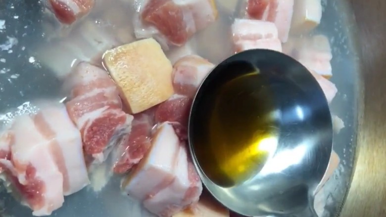 红烧肉,凉水下锅加<a style='color:red;display:inline-block;' href='/shicai/ 718'>料酒</a>煮出血沫
