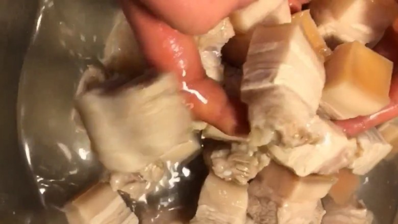 红烧肉,捞出冲洗干净控水