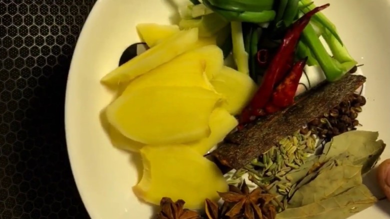 红烧肉,下入葱姜，<a style='color:red;display:inline-block;' href='/shicai/ 695'>八角</a>，<a style='color:red;display:inline-block;' href='/shicai/ 710'>桂皮</a>，<a style='color:red;display:inline-block;' href='/shicai/ 741'>香叶</a>，<a style='color:red;display:inline-block;' href='/shicai/ 86474'>干辣椒</a>，<a style='color:red;display:inline-block;' href='/shicai/ 700'>花椒</a>，<a style='color:red;display:inline-block;' href='/shicai/ 3749'>小茴香</a>炒一下