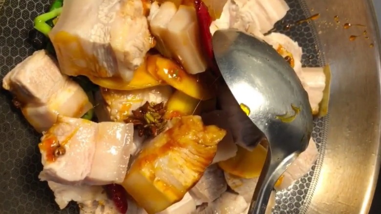红烧肉,再放入肉块炒上颜色