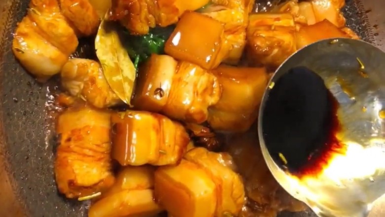 红烧肉,再放入五花肉翻炒均匀上色，加<a style='color:red;display:inline-block;' href='/shicai/ 788'>生抽</a>，耗油，<a style='color:red;display:inline-block;' href='/shicai/ 762'>老抽</a>