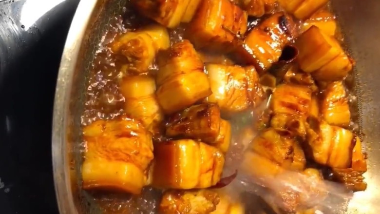 红烧肉,加适量的水没过五花肉