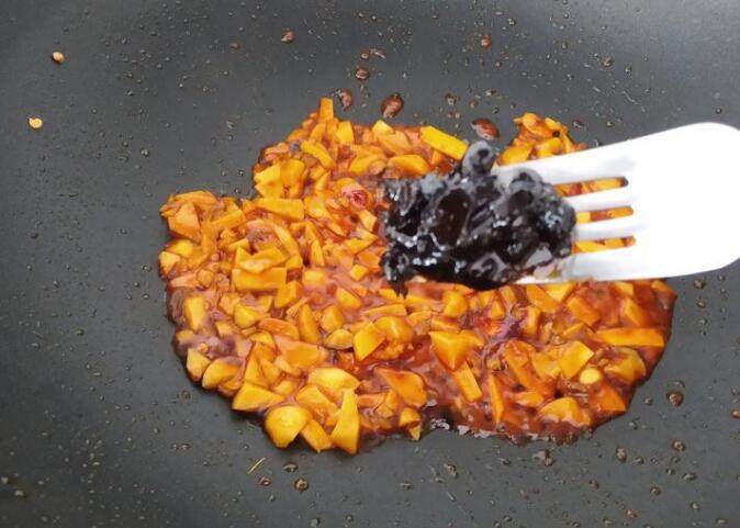 麻婆豆腐,然后下一小匙的<a style='color:red;display:inline-block;' href='/shicai/ 128224'>黑豆豉</a>提香(必要的香味)
