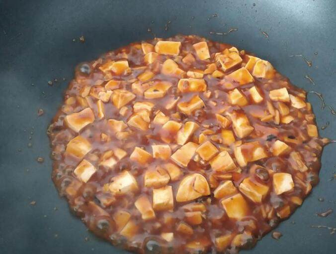 麻婆豆腐,把调好的芡汁分三次勾芡,每一次都要确实收乾水份才进行下一次勾芡。这样的勾芡法,不会回水,能将酱料紧紧地裹住豆腐。