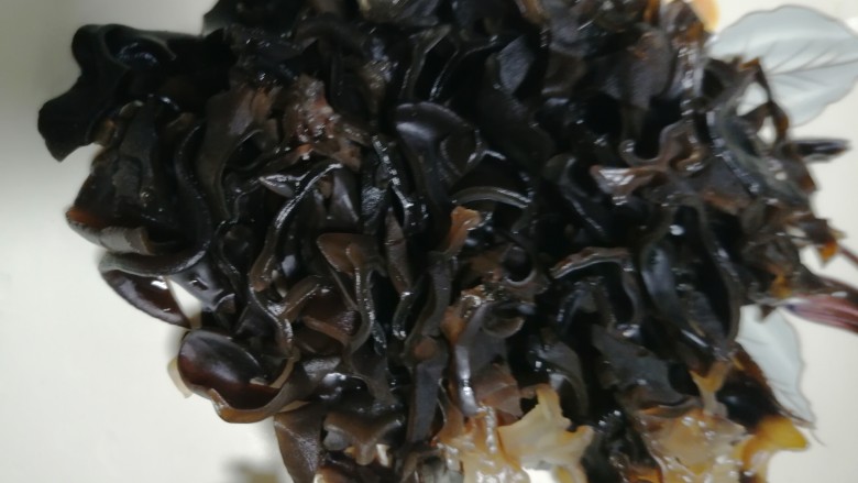 木耳丝炒排骨,切成丝,放盘里待用