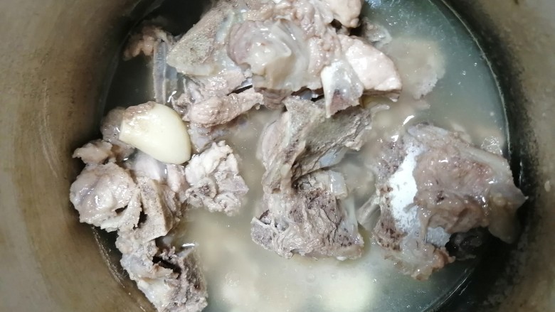 木耳丝炒排骨,十分钟后已经压好了,准备盛出