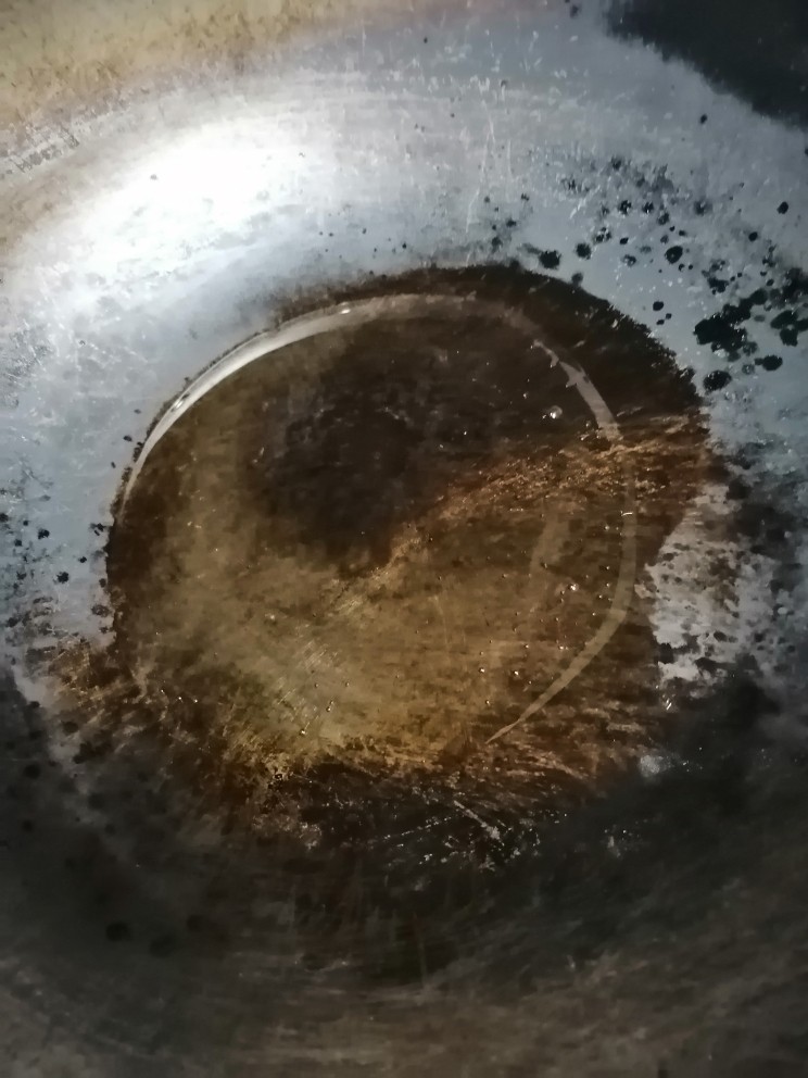 木耳丝炒排骨,开火加热锅,倒油