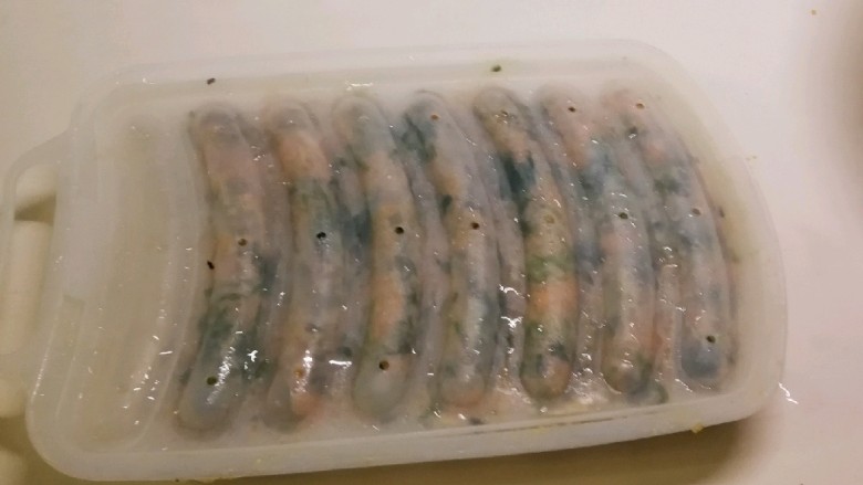 蔬菜肉蛋肠,将拌好的蔬菜肉蛋泥装到模具里 盖上盖子