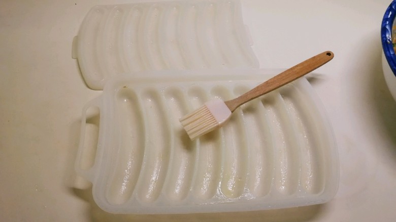 蔬菜肉蛋肠,取出肉肠模具 刷一层油