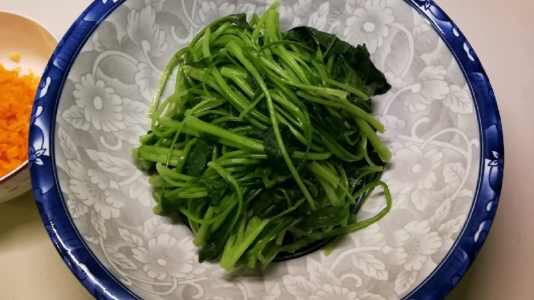 蔬菜肉蛋肠,焯水后捞出沥干水分