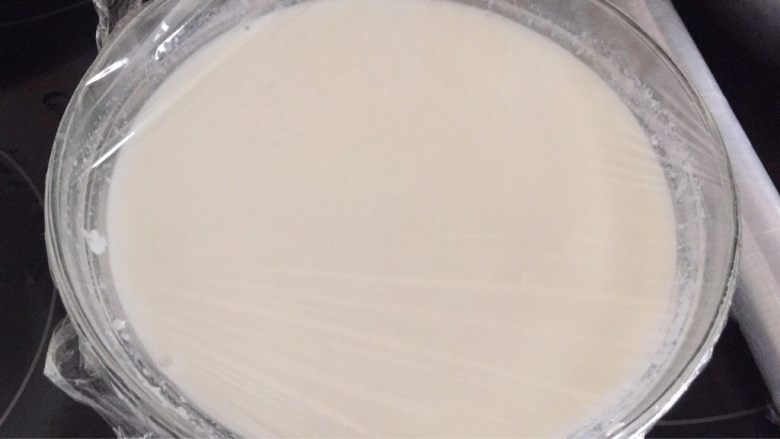 自制健康营养的酸奶,包上保鲜膜密封好;