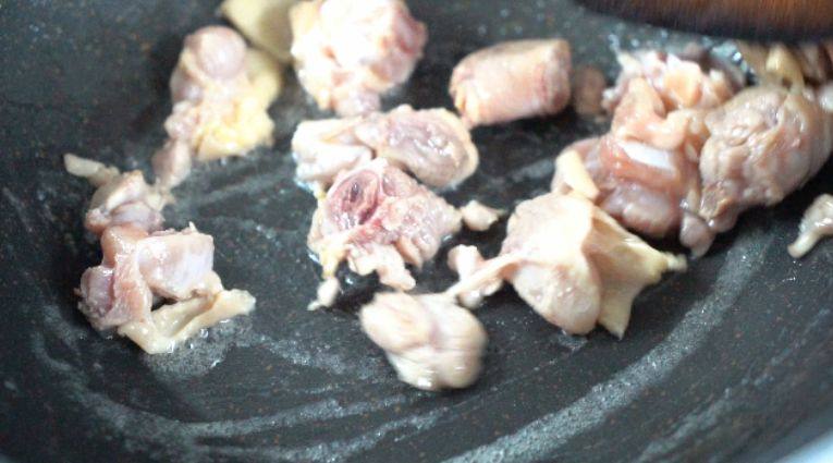 透香的花椒鸡丁,做法简单口感爆炸,起油锅,下入鸡肉炒至断生