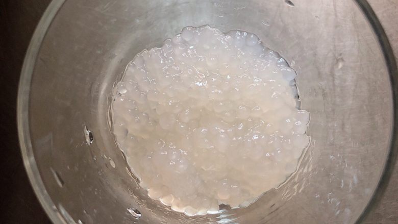 杨梅奶昔西米露,取饮料杯一只,将西米放入杯中。