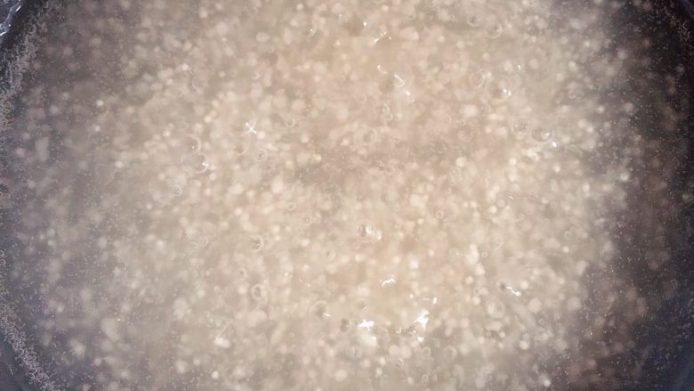 杨梅奶昔西米露,锅中烧水,放入西米,小火煮10分钟,需要用勺常搅动,避免糊锅。