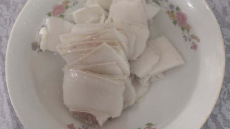 四季豆炒咸肉,把咸肉,放入<a style='color:red;display:inline-block;' href='/shicai/ 156925'>水</a>中,浸泡2小时,把咸味去掉点