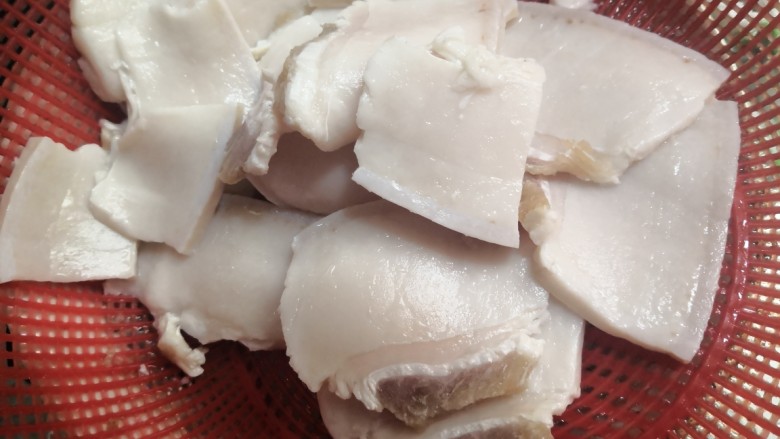 四季豆炒咸肉,把泡好的咸肉,冲洗干净,沥干水份