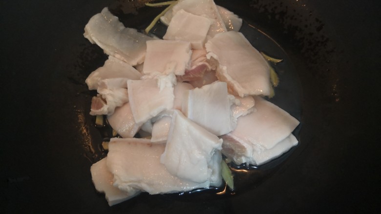 四季豆炒咸肉,姜丝爆香,放入咸肉