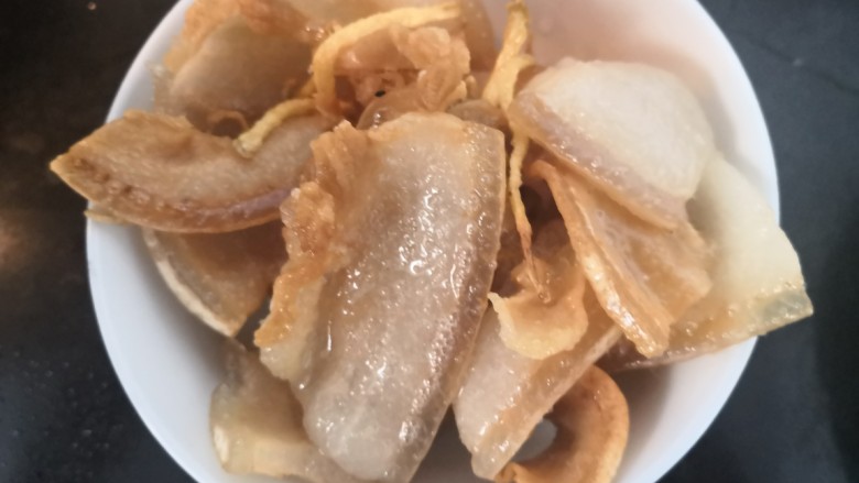 四季豆炒咸肉,煎至,两面金黄,捞出备用