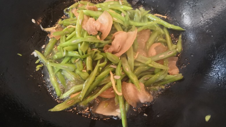 四季豆炒咸肉,四季豆断生后,大火收汁