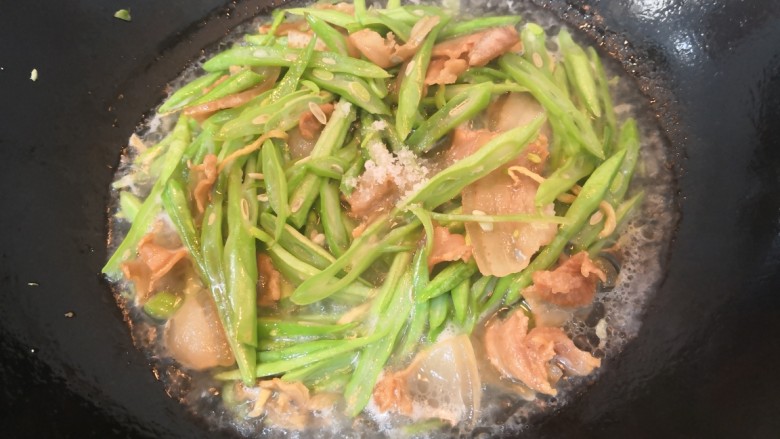 四季豆炒咸肉,煮开后,翻炒均匀,关小火,煮至四季豆断生
