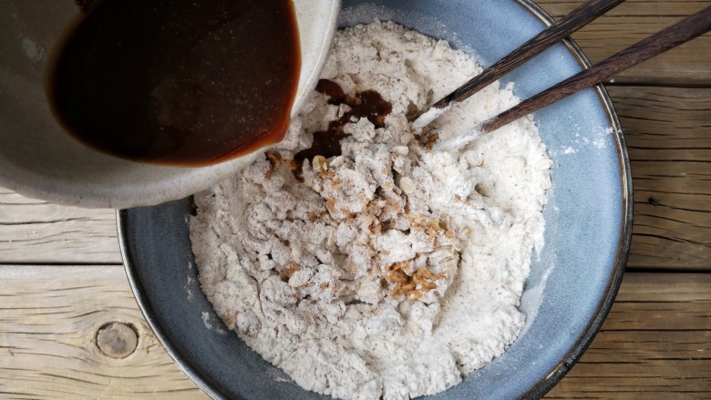红糖核桃馒头,将红糖酵母水少量多次加入面粉中,搅拌成雪花状。