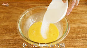 【抹茶毛巾卷】抹茶控的小确幸,分三次加入<a style='color:red;display:inline-block;' href='/shicai/ 869'><a style='color:red;display:inline-block;' href='/shicai/ 869'>白砂糖</a></a>,搅拌均匀。