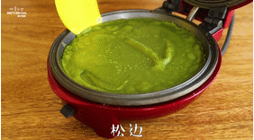 【抹茶毛巾卷】抹茶控的小确幸,从冰箱取出面糊,撕掉保鲜膜,搅拌均匀;小红锅最高温预热至红灯灭,舀入面糊,使用摊饼棍摊平,盖上上盖,烘烤2-3分钟,取出晾凉。