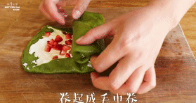 【抹茶毛巾卷】抹茶控的小确幸,两边没有奶油的部分向内折叠,再从一头慢慢卷起即可。