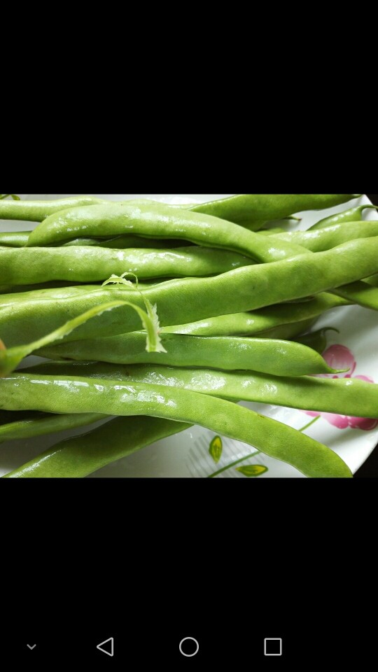 刀豆炒肉丝,将刀豆两头去掉,像这样把两边的筋撕去