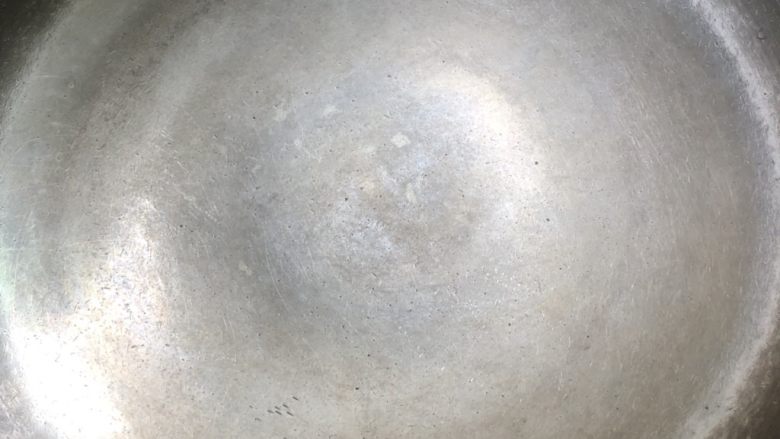 丝瓜鸡蛋瘦肉汤,大火起锅,把锅里的水珠烧干