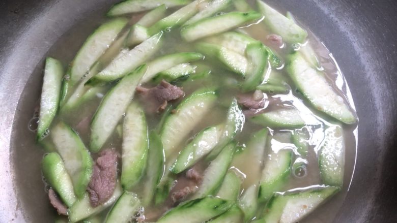丝瓜鸡蛋瘦肉汤,加入适量的水,就可以盖上锅盖了,途中开盖翻炒几下