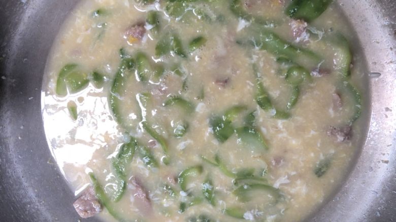 丝瓜鸡蛋瘦肉汤,快速的把打入的鸡蛋搅拌成鸡蛋花,加入适量的盐(注意:猪肉已经加过盐调味了,不需要加太多盐,避免太咸哦)
